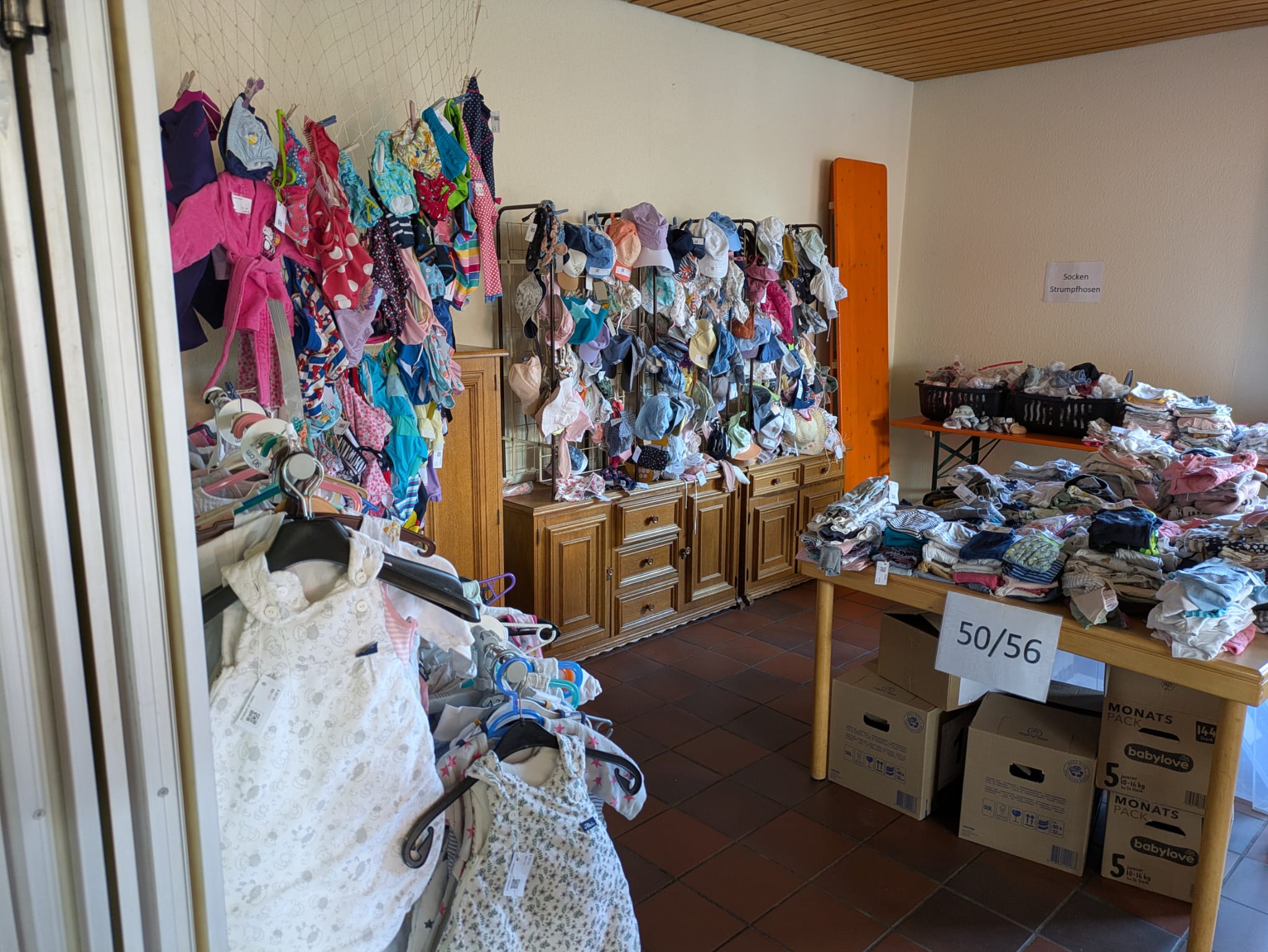  2. Baby- und Kinderkleider Basar